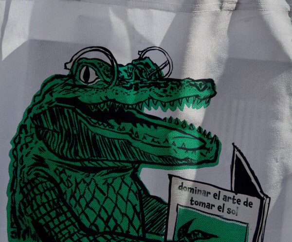 Cocodrilo del periódico - Tote Bag - Imagen 3