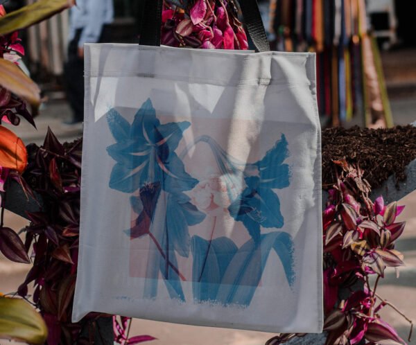 Flores azules - Tote Bag - Imagen 2