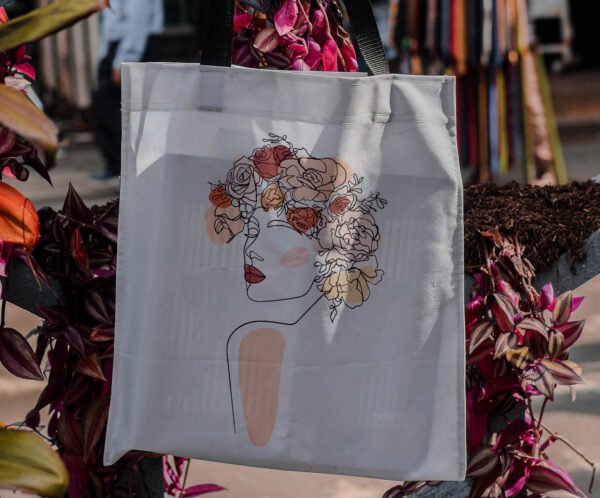 Mujer minimalista - Tote Bag - Imagen 2